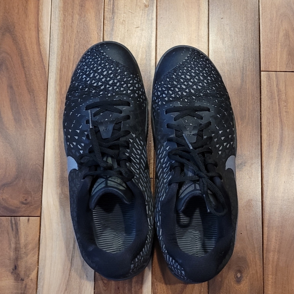 Kobe Nike men's shoe size 11